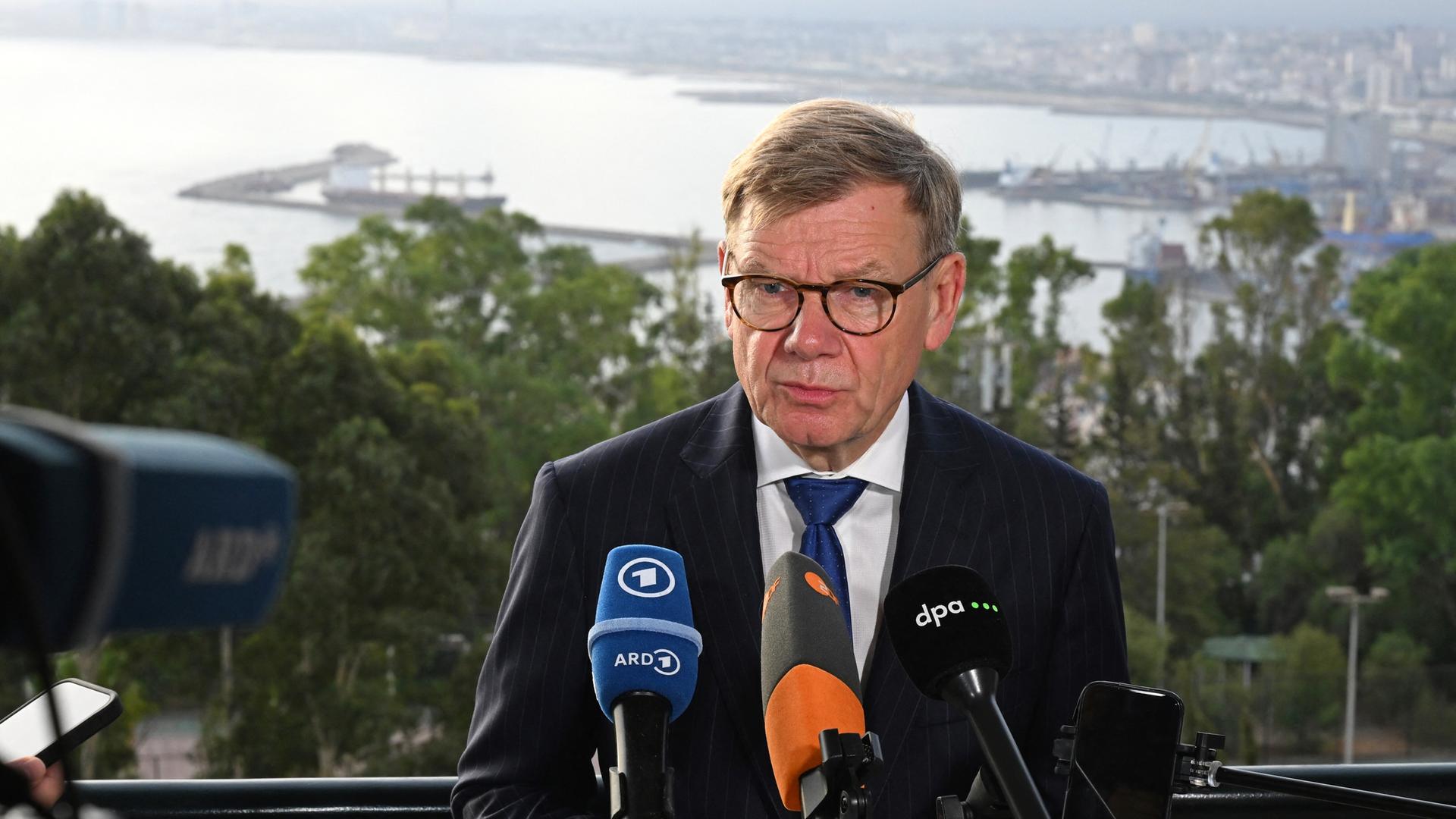 Johann Wadephul (CDU), Bundesaußenminister, gibt in einem Hotel in Algier ein Pressestatement. Johann Wadephul (CDU), Bundesaußenminister, gibt in einem Hotel in Algier ein Pressestatement.