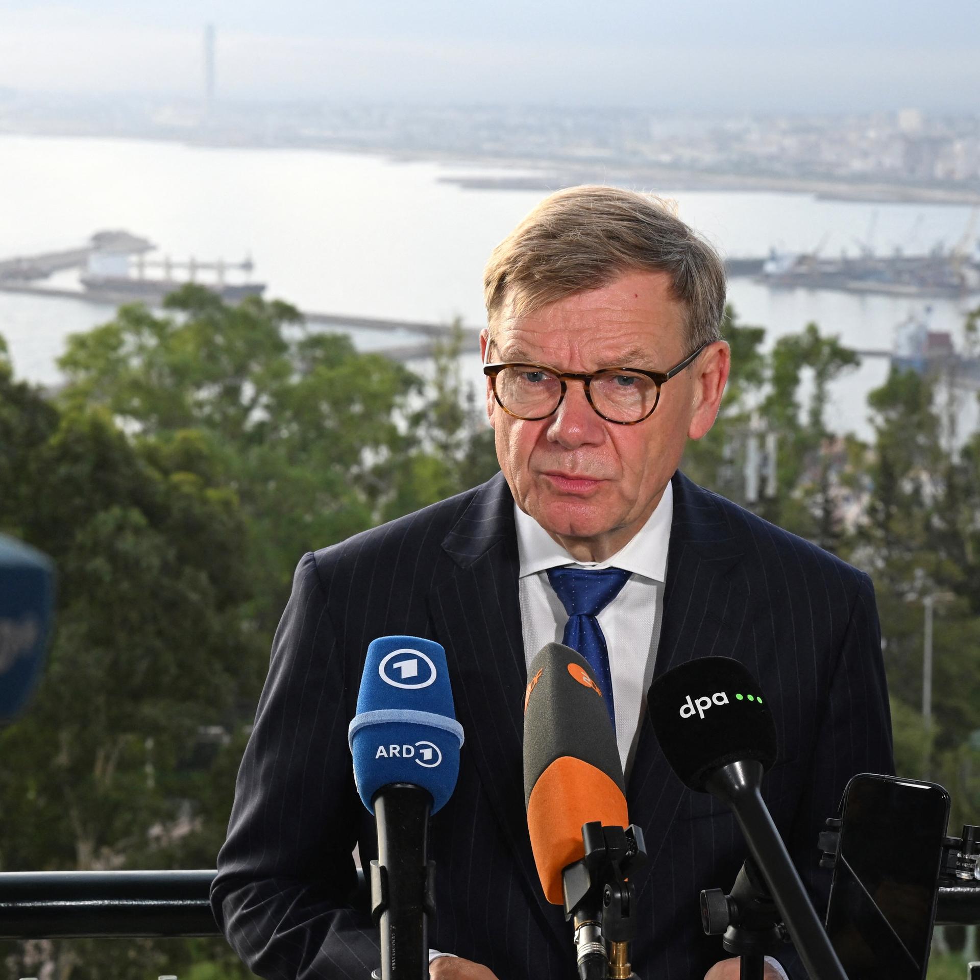 Johann Wadephul (CDU), Bundesaußenminister, gibt in einem Hotel in Algier ein Pressestatement. 