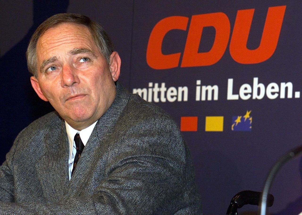 Der CDU-Poltiiker Wolfgang Schäuble, damals Partei- und Fraktionsvorsitzender, im Dezember 1999 in Bonn