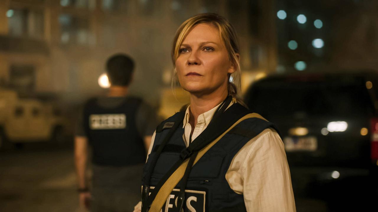 Kirsten Dunst posiert in der Rolle der Kriegsberichterstatterin Lee Smith im Film "Civil War" für eine Szenenfoto.
