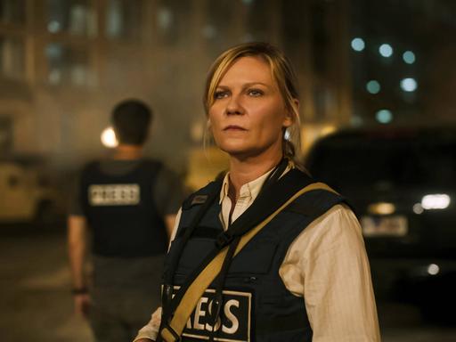 Kirsten Dunst posiert in der Rolle der Kriegsberichterstatterin Lee Smith im Film "Civil War" für eine Szenenfoto.
