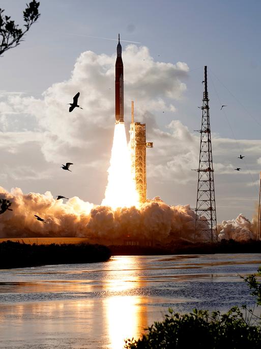 Das Foto zeigt den Start der Artemis-2-Mission in Richtung Mond.