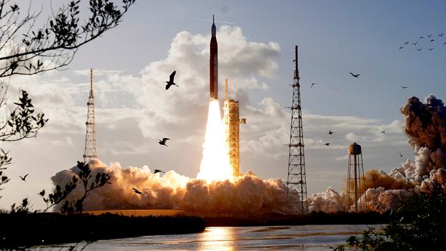 Das Foto zeigt den Start der Artemis-2-Mission in Richtung Mond.