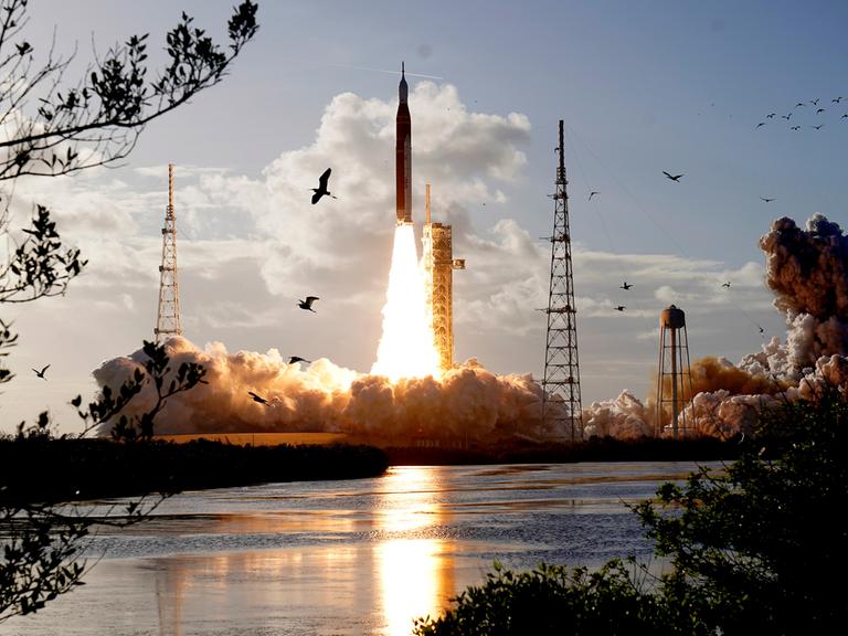 Das Foto zeigt den Start der Artemis-2-Mission in Richtung Mond.