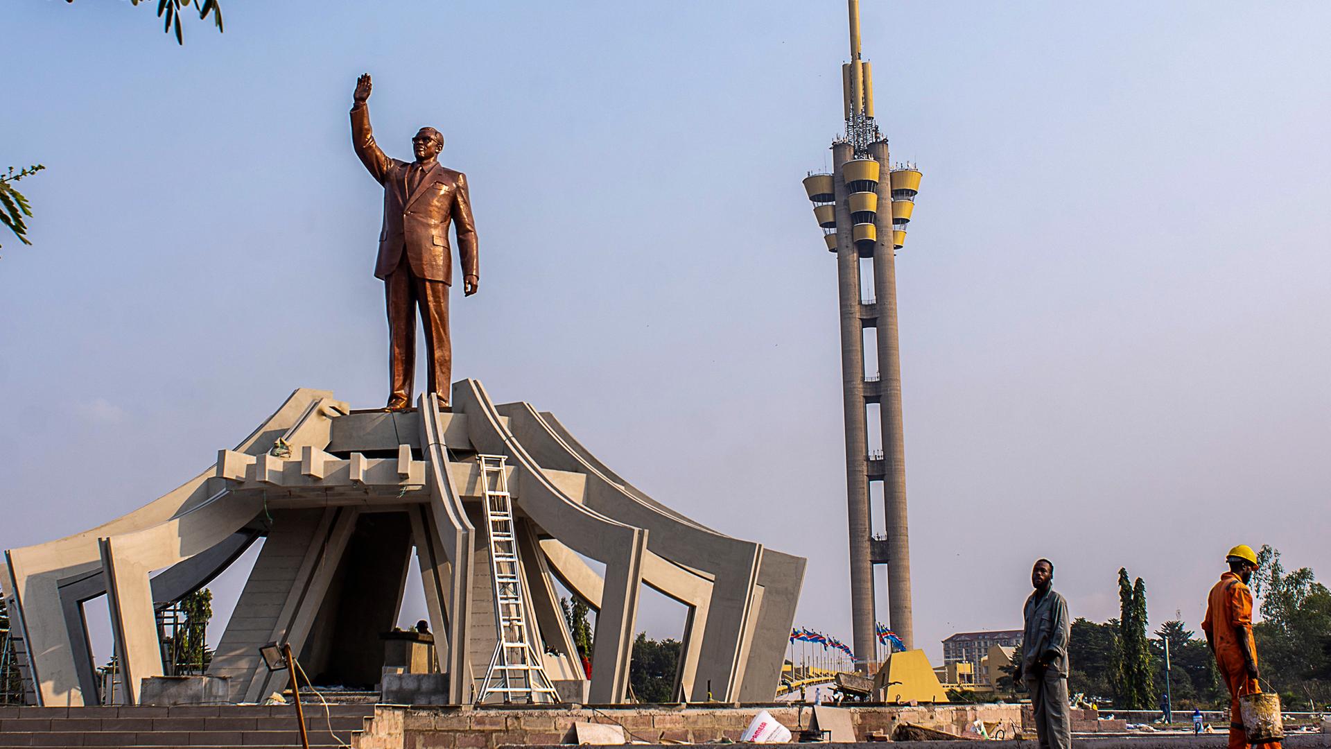 Ein Denkmal eines Mannes steht auf einem großen Platz in Kinshasa. Ein Denkmal eines Mannes steht auf einem großen Platz in Kinshasa.