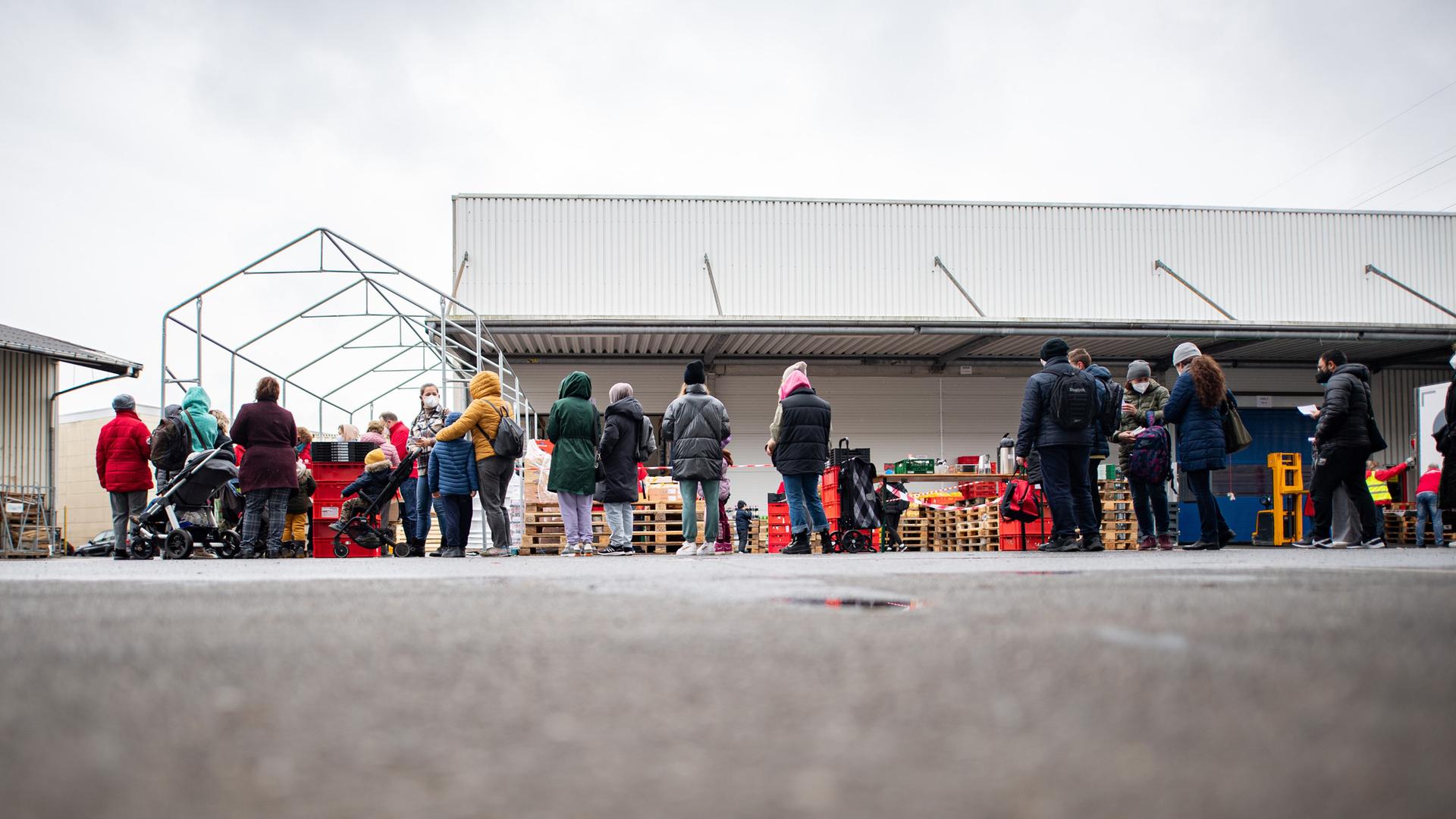 Hamburger Tafel versorgt Flüchtlinge aus der Ukraine