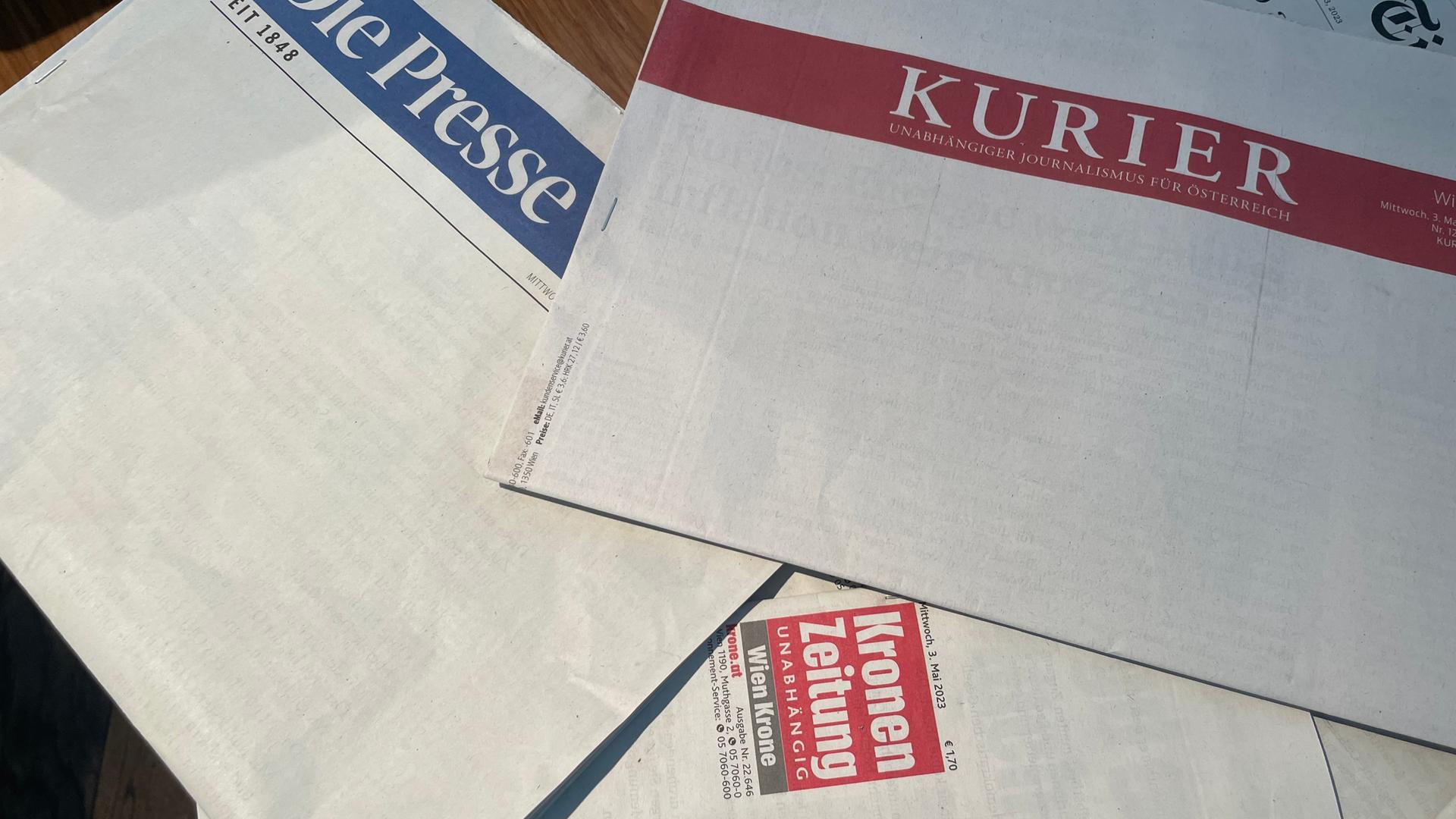 Auf einem Tisch liegen die Ausgaben vom 03. Mai 2023 der Tageszeitungen "Die Presse", "Kurier" und "Kronen Zeitung". Abgesehen von den Logos sind die Titelseiten weiß. Foto: dpa Auf einem Tisch liegen die Ausgaben vom 03. Mai 2023 der Tageszeitungen "Die Presse", "Kurier" und "Kronen Zeitung". Abgesehen von den Logos sind die Titelseiten weiß. Foto: dpa