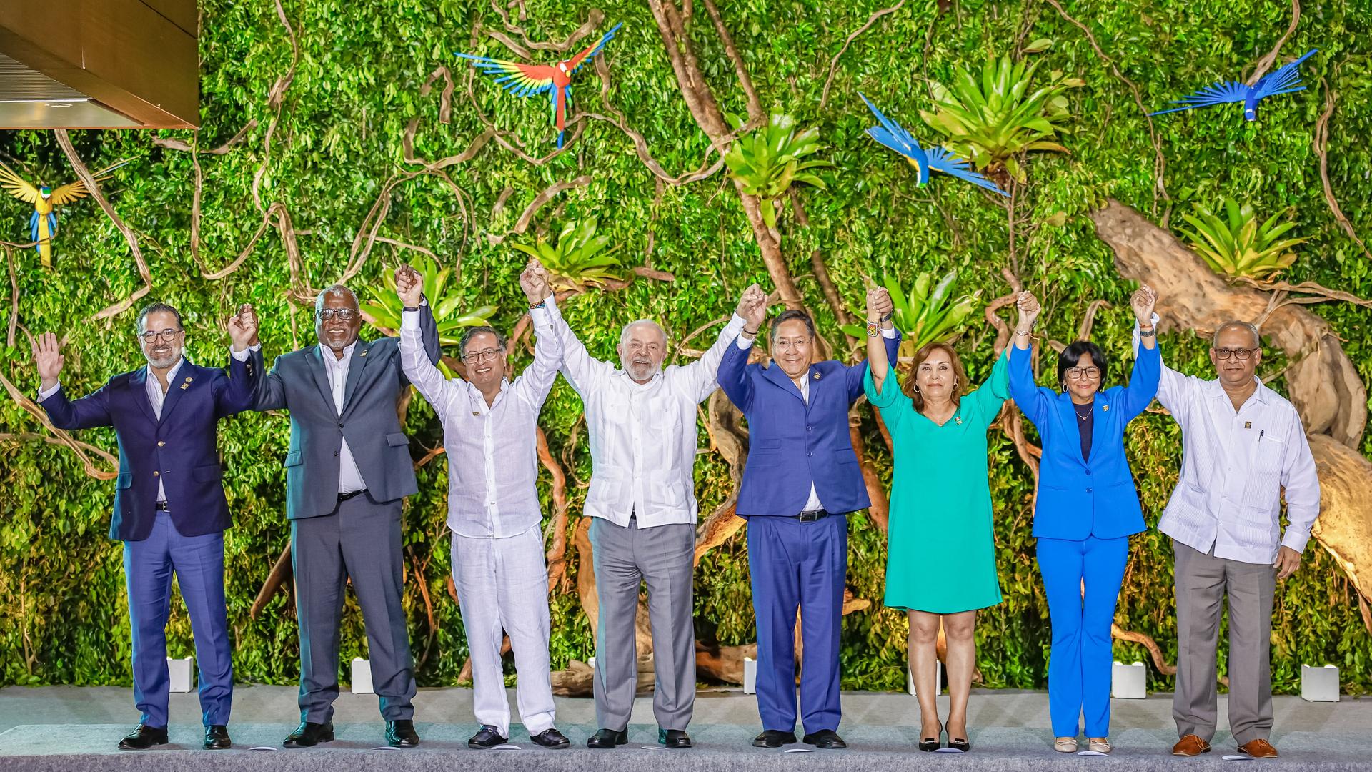 Belem: Auf diesem vom brasilianischen Präsidentenamt zur Verfügung gestellten Bild sind die führenden Politiker der Länder von Ecuador, Guyana, Kolumbien, Brasilien, Bolivien, Peru, Venezuela, und Suriname während des Gipfeltreffens der Staats- und Regierungschefs der Amazonasländer zu sehen.
