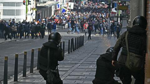 Das Foto zeigt Bereitschaftspolizisten, die mit Tränengas gegen Protestierende in der bolivianischen Verwaltungshauptstadt La Paz vorgehen.