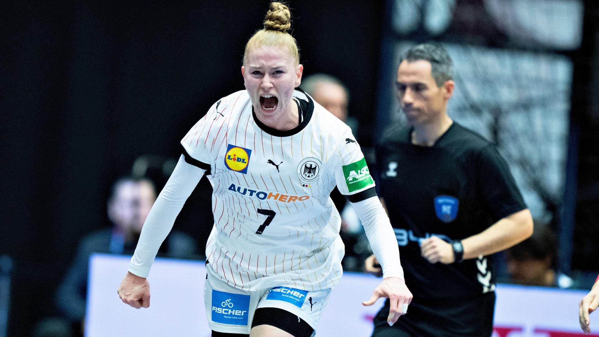 Die deutsche Spielerin Meike Schmelzer jubelt, im Hintergrund ein Schiedsrichter.
