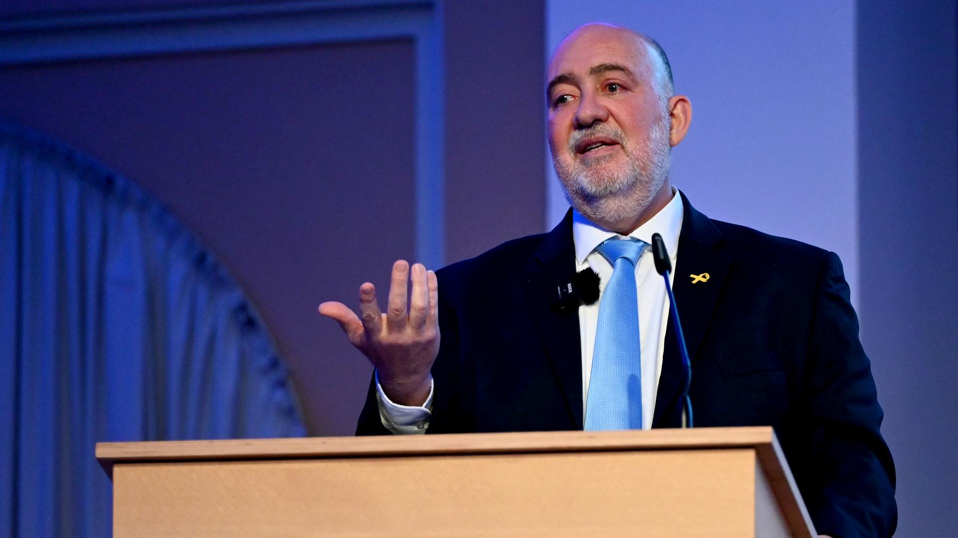 Ron Prosor, Botschafter von Israel in Deutschland, hält eine Rede an einem Stehpult.  