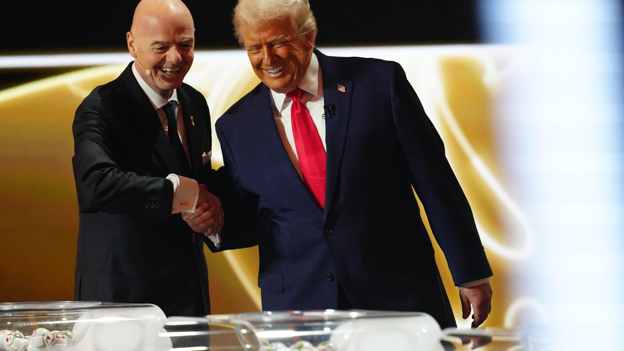 US-Präsident Donald Trump und FIFA-Präsident Gianni Infantino bei der Auslosung für die Fußball-WM 2026.