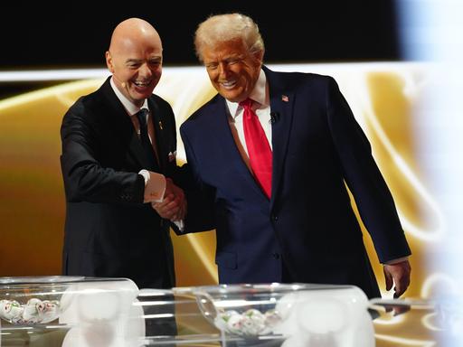 US-Präsident Donald Trump und FIFA-Präsident Gianni Infantino bei der Auslosung für die Fußball-WM 2026.