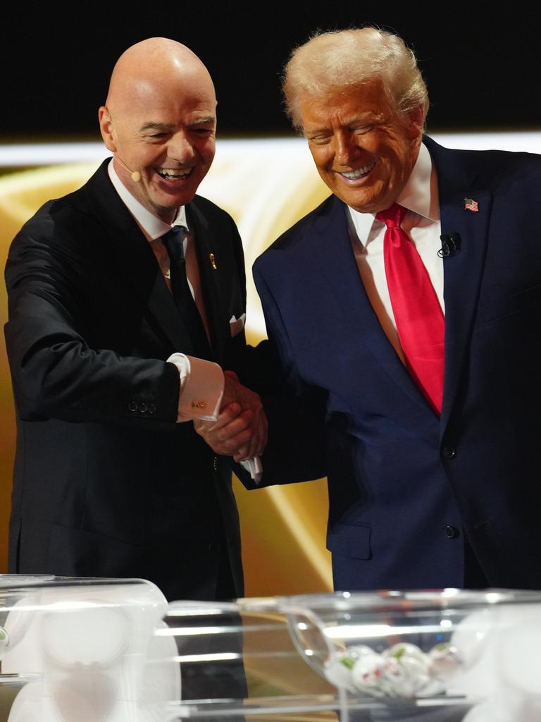 US-Präsident Donald Trump und FIFA-Präsident Gianni Infantino bei der Auslosung für die Fußball-WM 2026.