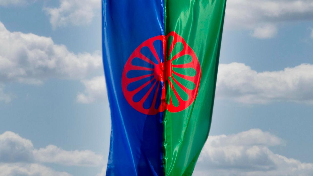 Eine Roma-und-Sinti-Flagge weht im Wind
