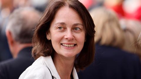 Katarina Barley steht bei der SPD-Abschlusskundgebung für den Landtagswahlkampf in NRW lächelnd in der Menge.