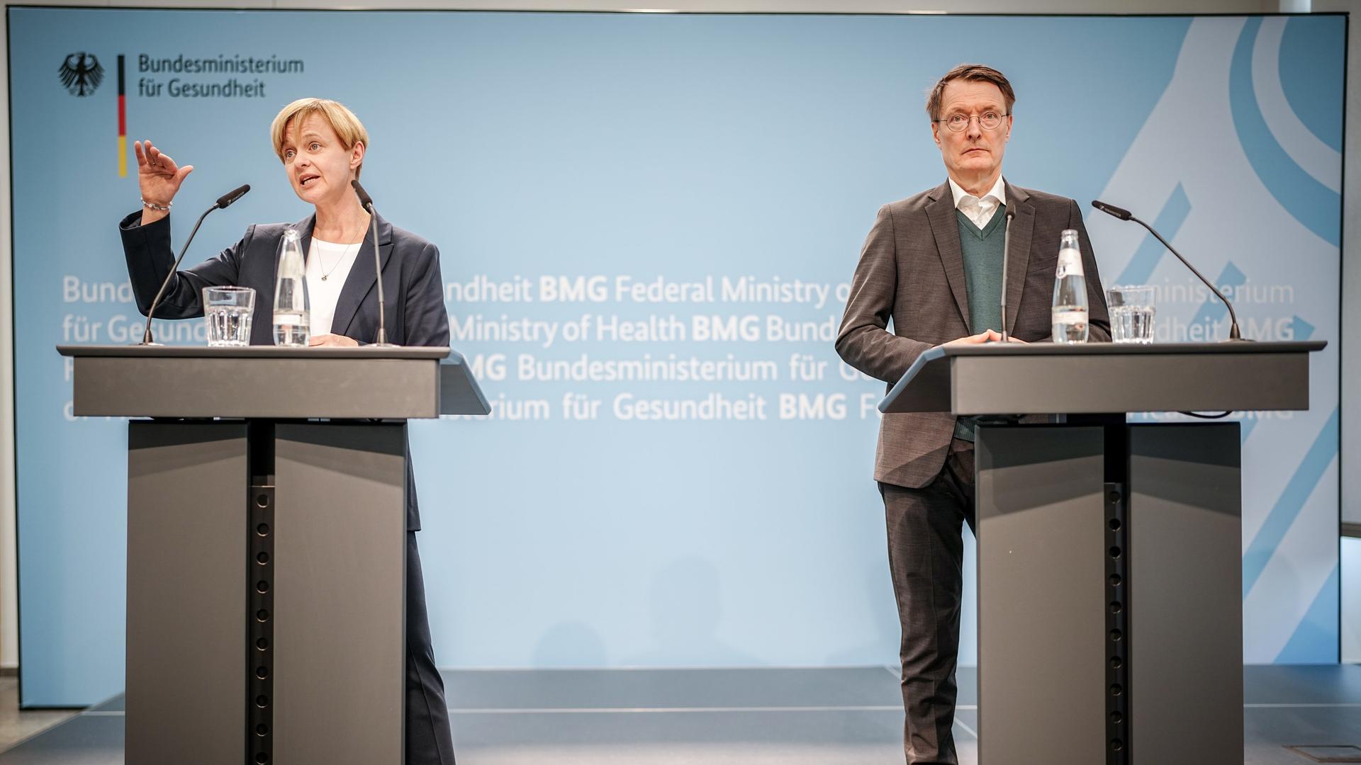 Berlin: Karl Lauterbach (SPD), Bundesminister für Gesundheit, stellt mit Ute Lewitzka, Vorstandsvorsitzende der Deutschen Gesellschaft für Suizidprävention, die Nationale Suizidpräventionsstrategie der Bundesregierung vor. 