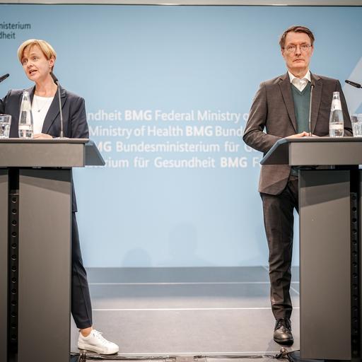 Berlin: Karl Lauterbach (SPD), Bundesminister für Gesundheit, stellt mit Ute Lewitzka, Vorstandsvorsitzende der Deutschen Gesellschaft für Suizidprävention, die Nationale Suizidpräventionsstrategie der Bundesregierung vor. 