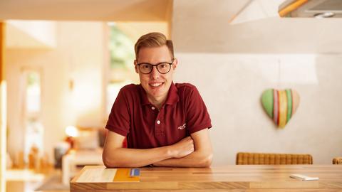 Porträt von Marius Schaefer aus Arnsberg-Oeventrop, der als erster Mensch in Deutschland eine Lebendlungenspende von seinen Eltern erhielt. Er stützt sich mit verschrenkten Armen auf einen Tisch und blickt freundich in die Kamera Porträt von Marius Schaefer aus Arnsberg-Oeventrop, der als erster Mensch in Deutschland eine Lebendlungenspende von seinen Eltern erhielt. Er stützt sich mit verschrenkten Armen auf einen Tisch und blickt freundich in die Kamera