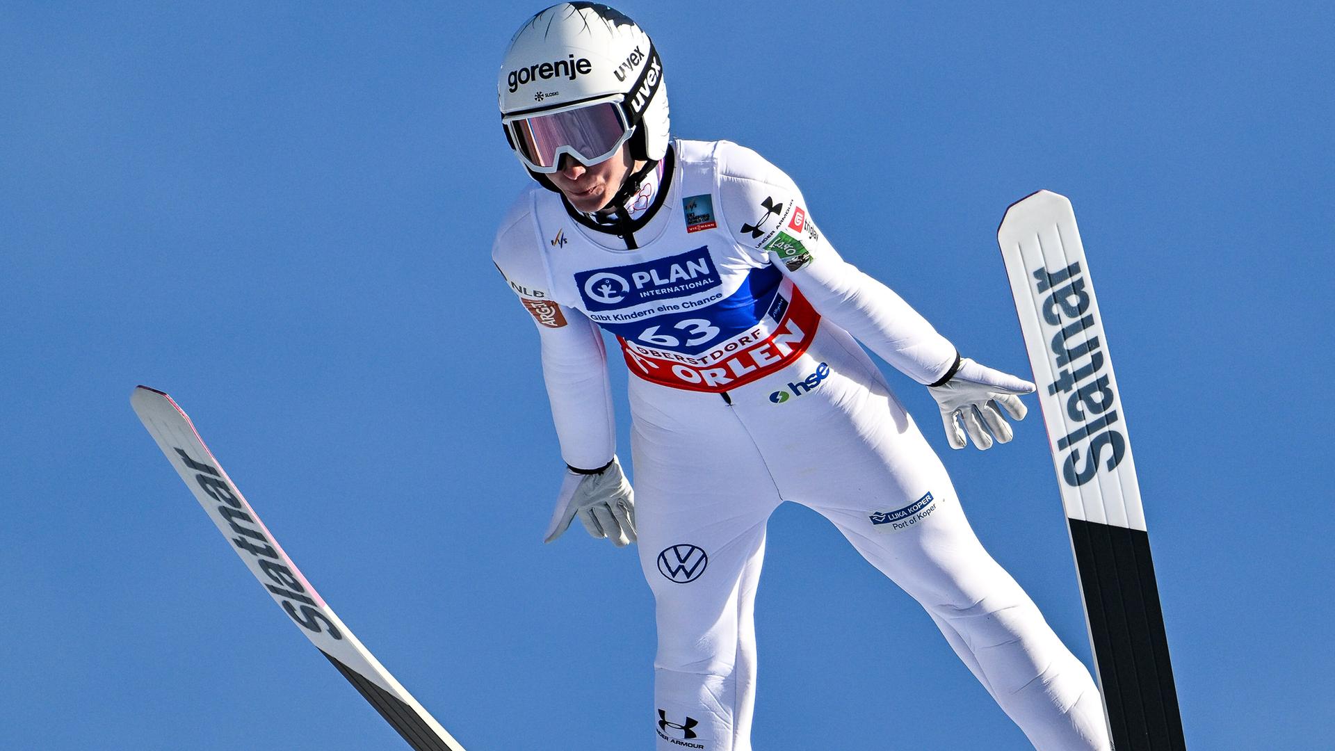 Die Slowenin Nika Prevc fliegt durch die Luft.