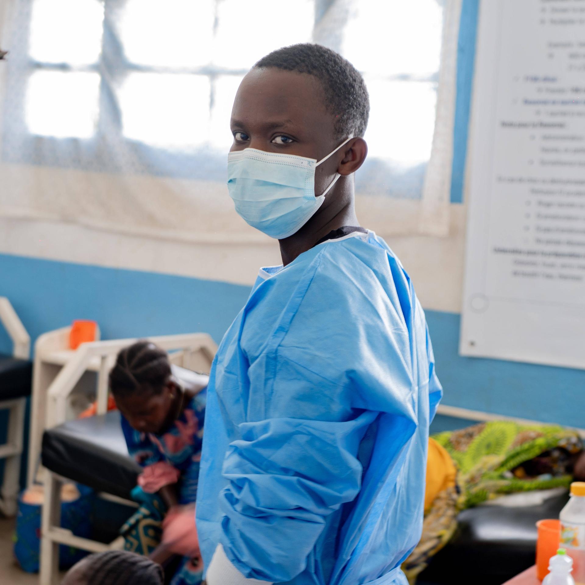 Ein maskierter Gesundheitsarbeiter im Referenzkrankenhaus von Rwampara im Osten des Kongo während des Ebola-Ausbruchs am 16. Mai 2026.