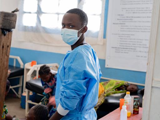Ein maskierter Gesundheitsarbeiter im Referenzkrankenhaus von Rwampara im Osten des Kongo während des Ebola-Ausbruchs am 16. Mai 2026.