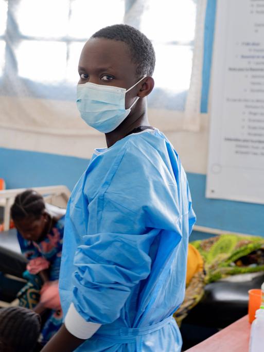 Ein maskierter Gesundheitsarbeiter im Referenzkrankenhaus von Rwampara im Osten des Kongo während des Ebola-Ausbruchs am 16. Mai 2026.