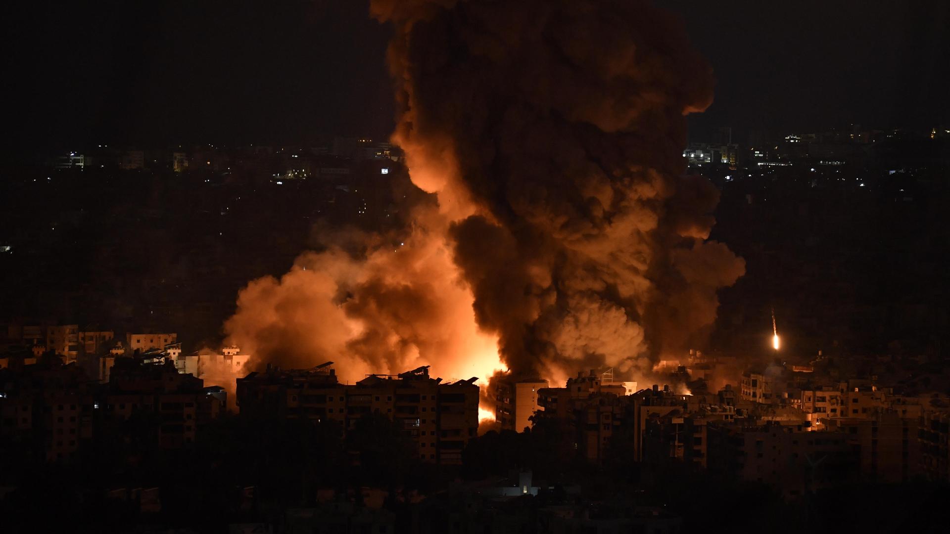 Rauch und Flammen über der libanesischen Hauptstadt Beirut durch israelischen Beschuss. 