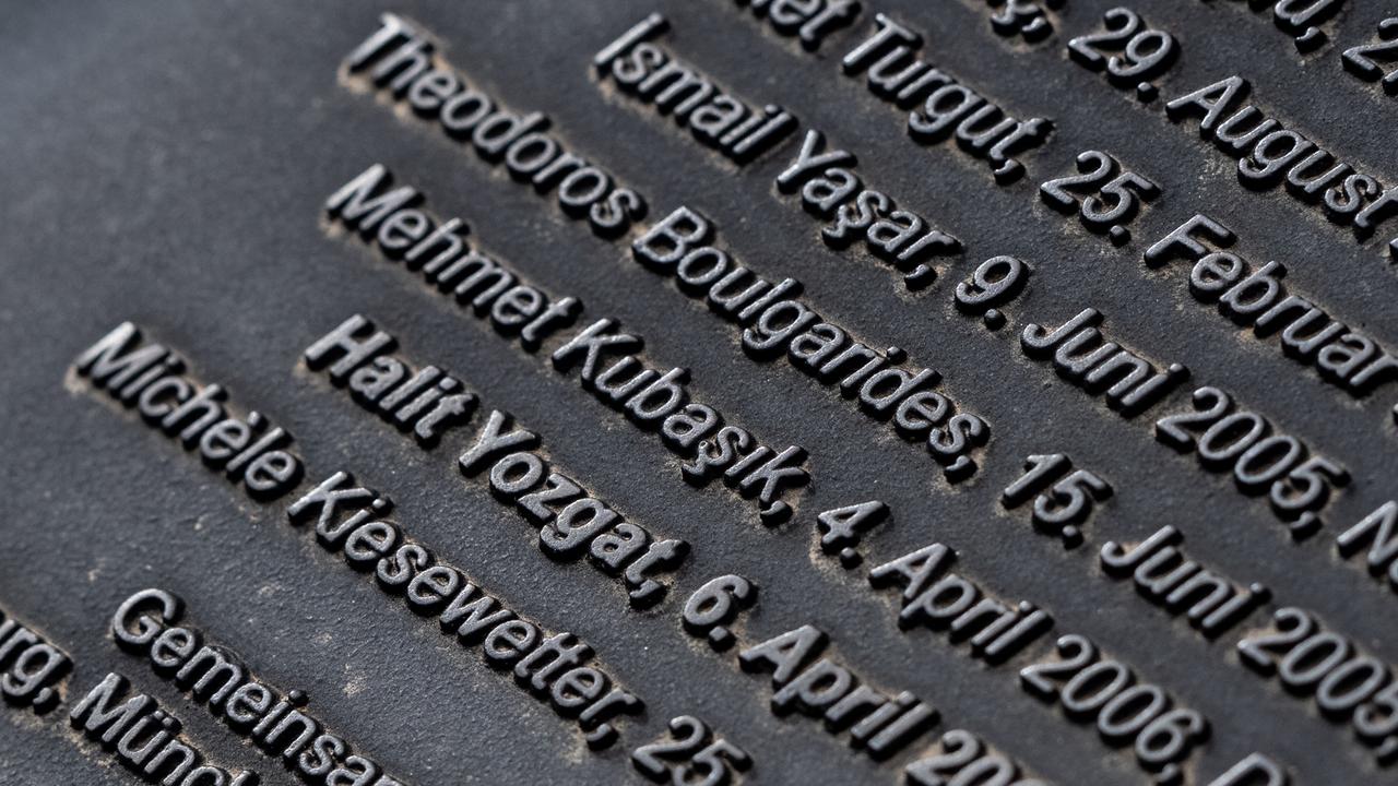 Die Namen von Menschen, die vom NSU ermordet wurden, stehen auf einer Stele bei der Gedenkfeier zum 16. Todestag von NSU-Opfer Halit Yozgat. 