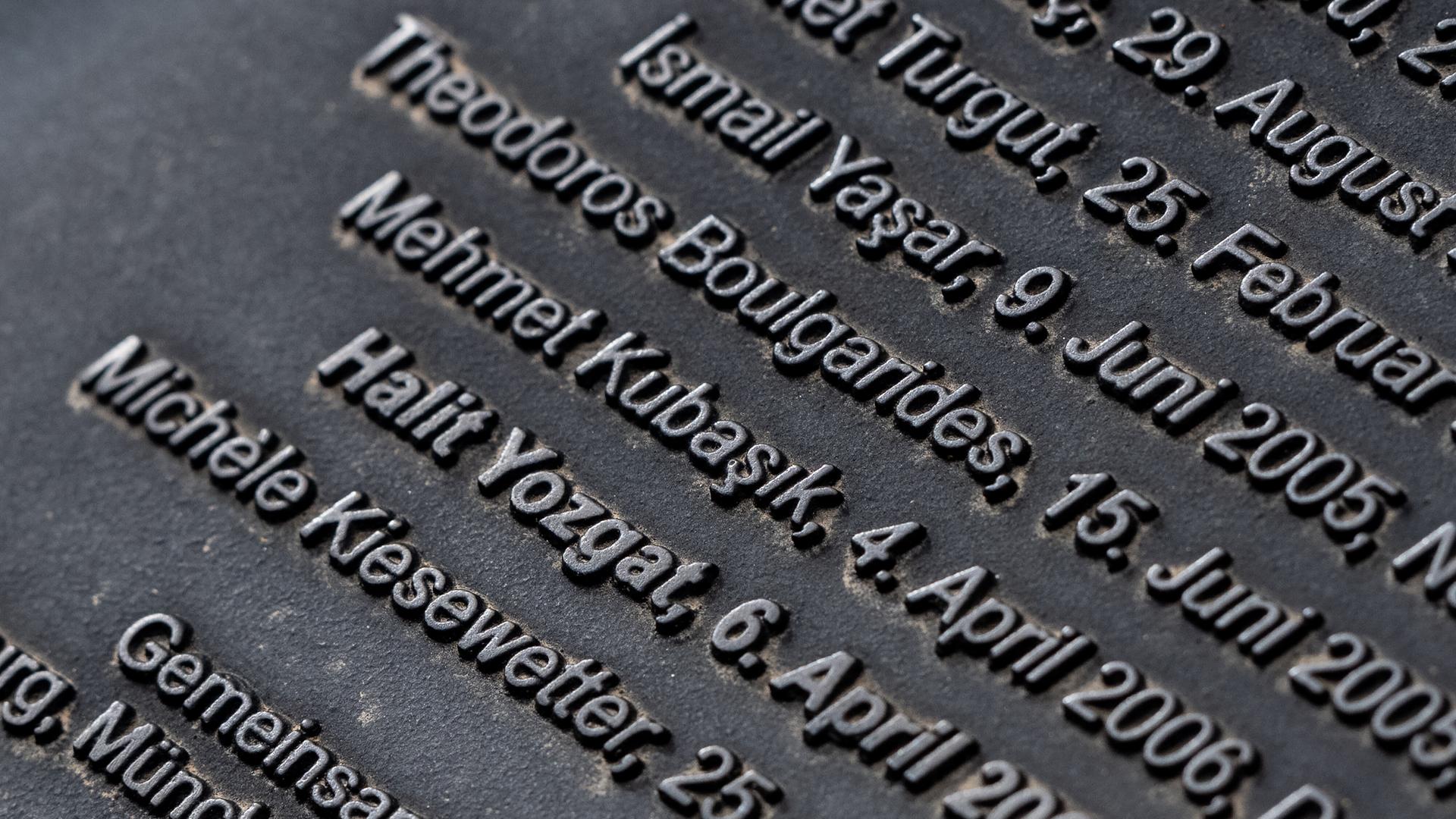 Die Namen von Menschen, die vom NSU ermordet wurden, stehen auf einer Stele bei der Gedenkfeier zum 16. Todestag von NSU-Opfer Halit Yozgat. Yozgat war 2006 mutmaßlich das letzte Opfer der NSU-Morde gegen Migranten in Deutschland.