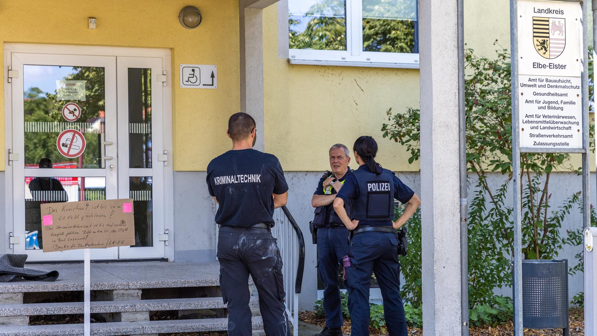 Polizeibeamte stehen am Tatort in Finsterwalde.