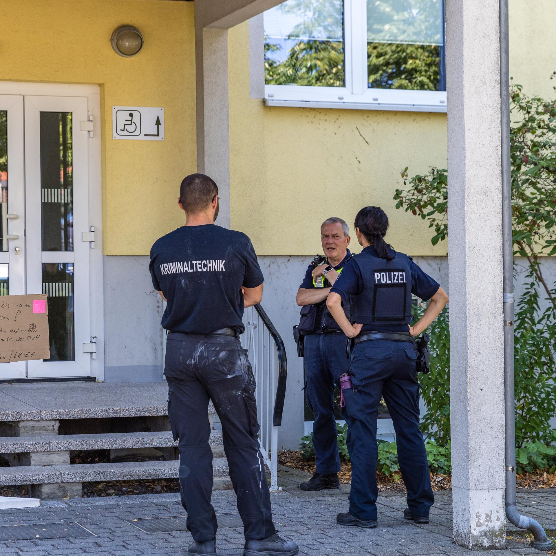 Polizeibeamte stehen am Tatort in Finsterwalde.
