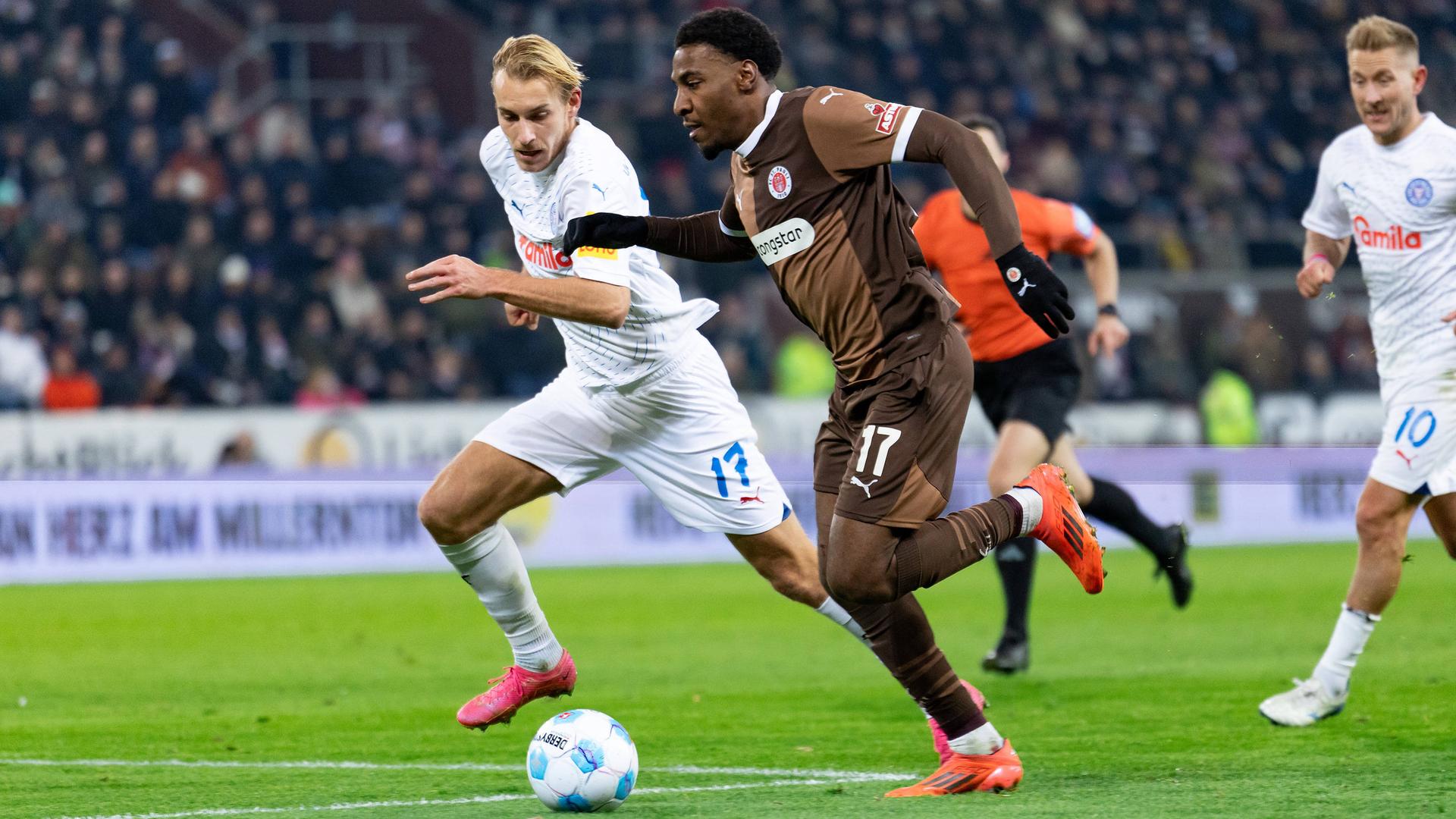 Spielszene der Bundesliga-Begegnung FC St. Pauli gegen Holstein Kiel.