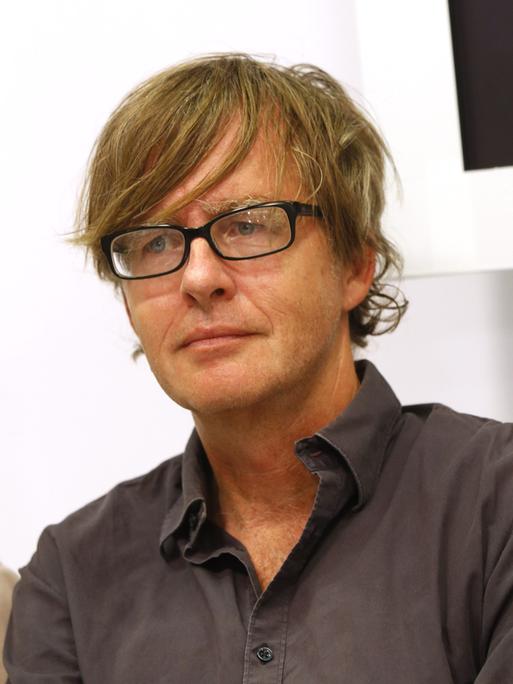 Der Schriftsteller Jörg-Uwe Albig im dunklen Hemd und mit schwarzer Brille