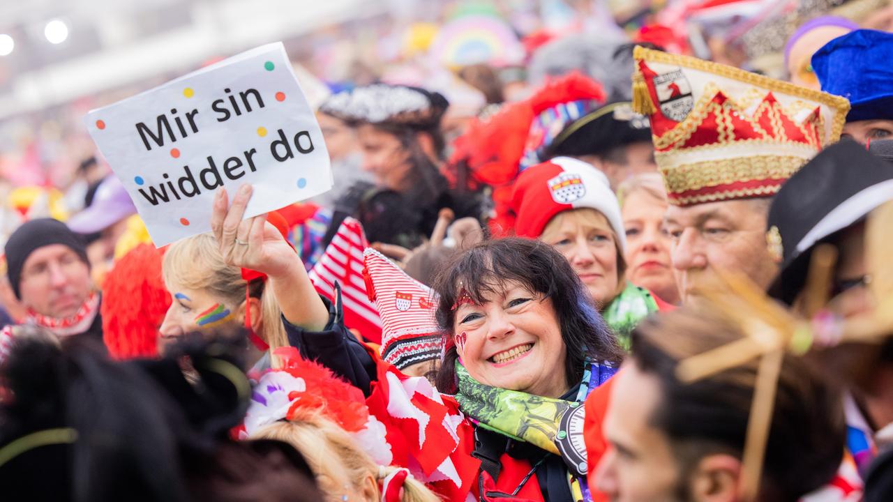 Karnevalistin in Köln mit Schild "Mir sin widder do"