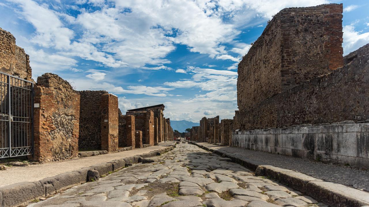 Die Ruinen von Pompeji in Italien: Zerfallene Gebäude in einer verlassenen Straße