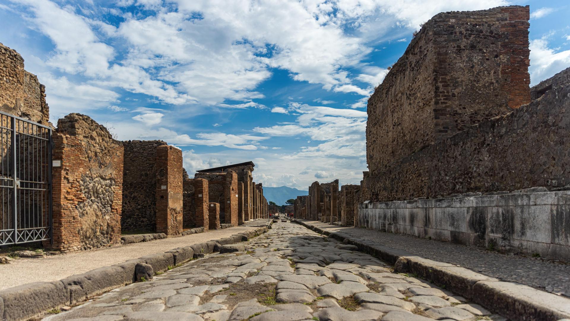 Ruinen von Pompeji in Italien: Zerfallene Gebäude in einer verlassenen Straße.