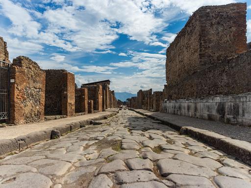 Ruinen von Pompeji in Italien: Zerfallene Gebäude in einer verlassenen Straße.
