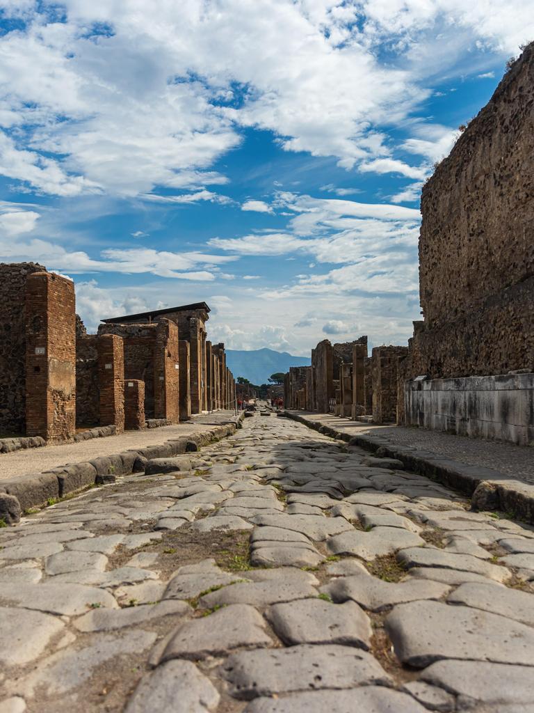 Ruinen von Pompeji in Italien: Zerfallene Gebäude in einer verlassenen Straße.