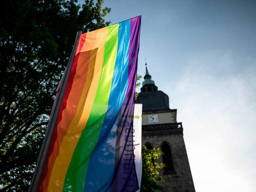 Regenbogenfahne vor der Pfarrkirche Datteln anlässlich der "Segensfeier für alle Liebenden".