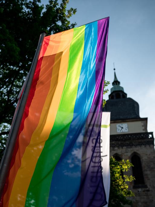 Regenbogenfahne vor der Pfarrkirche Datteln anlässlich der "Segensfeier für alle Liebenden".