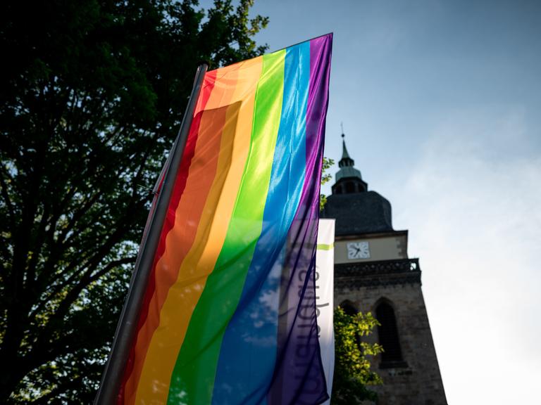 Regenbogenfahne vor der Pfarrkirche Datteln anlässlich der "Segensfeier für alle Liebenden".