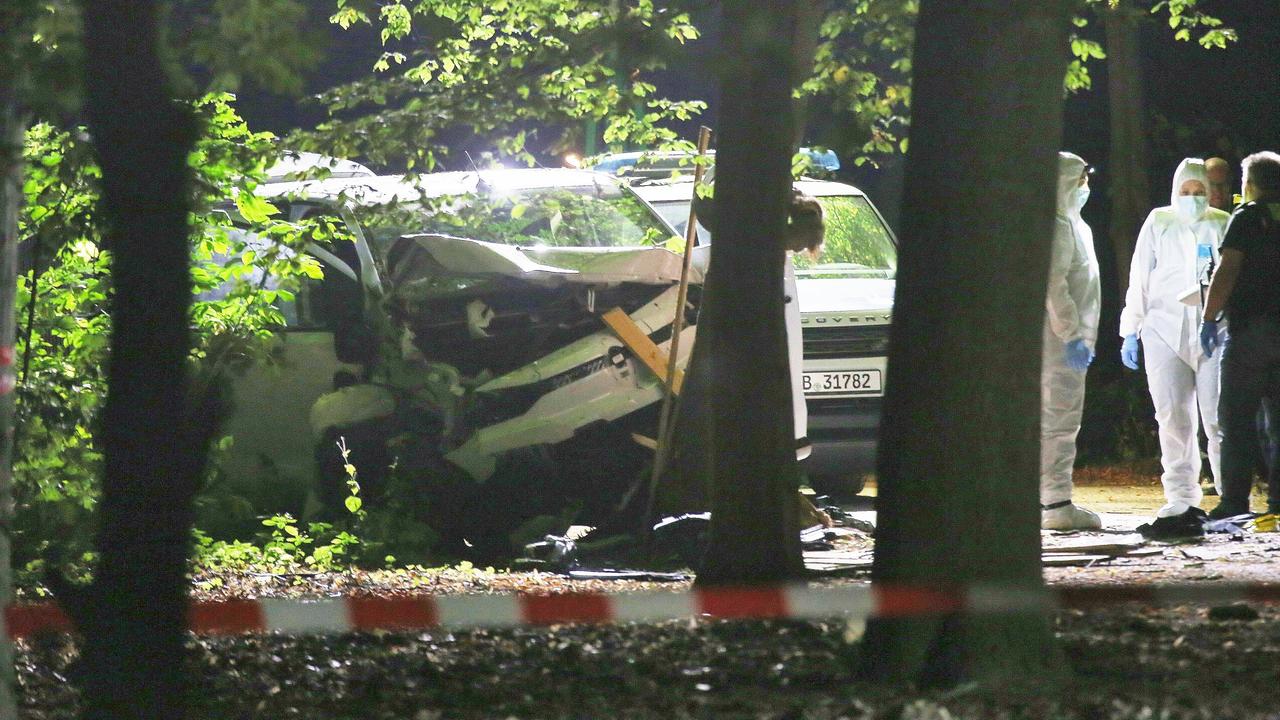 Spurensicherung am Tatfahrzeug, daß beim CSD 2026 in Berlin in eine Menschenmenge gefahren ist. Das Auto steht zerstört zwischen Bäumen. Ein weißer Transporter steht daneben und Menschen in weißen Ganzkörperanzügen. Der Tatort ist weiträumig abgesperrt.