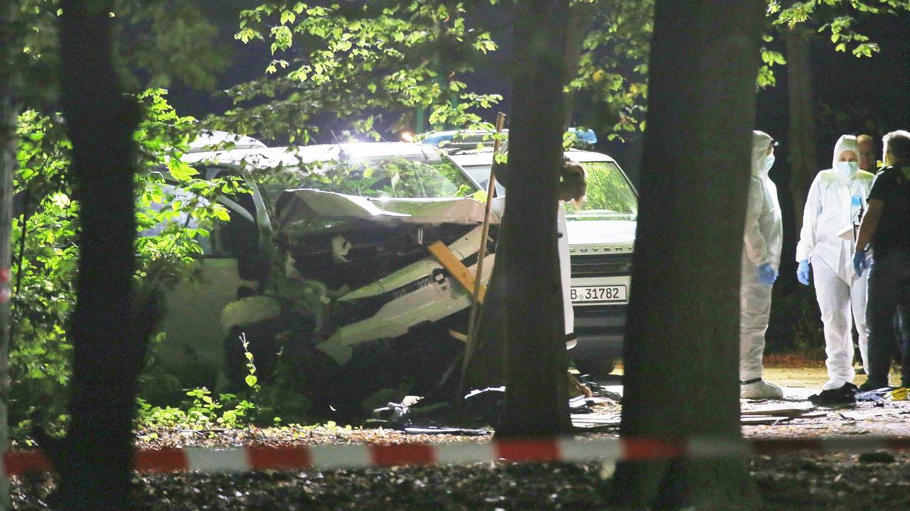 Berlin, Deutschland, 26.07.2026: Auto fährt bei CSD in Menschenmenge: Spurensicherung am Tatfahrzeug, einem weißen Transporter links. Der Tatort ist weiträumig abgesperrt.