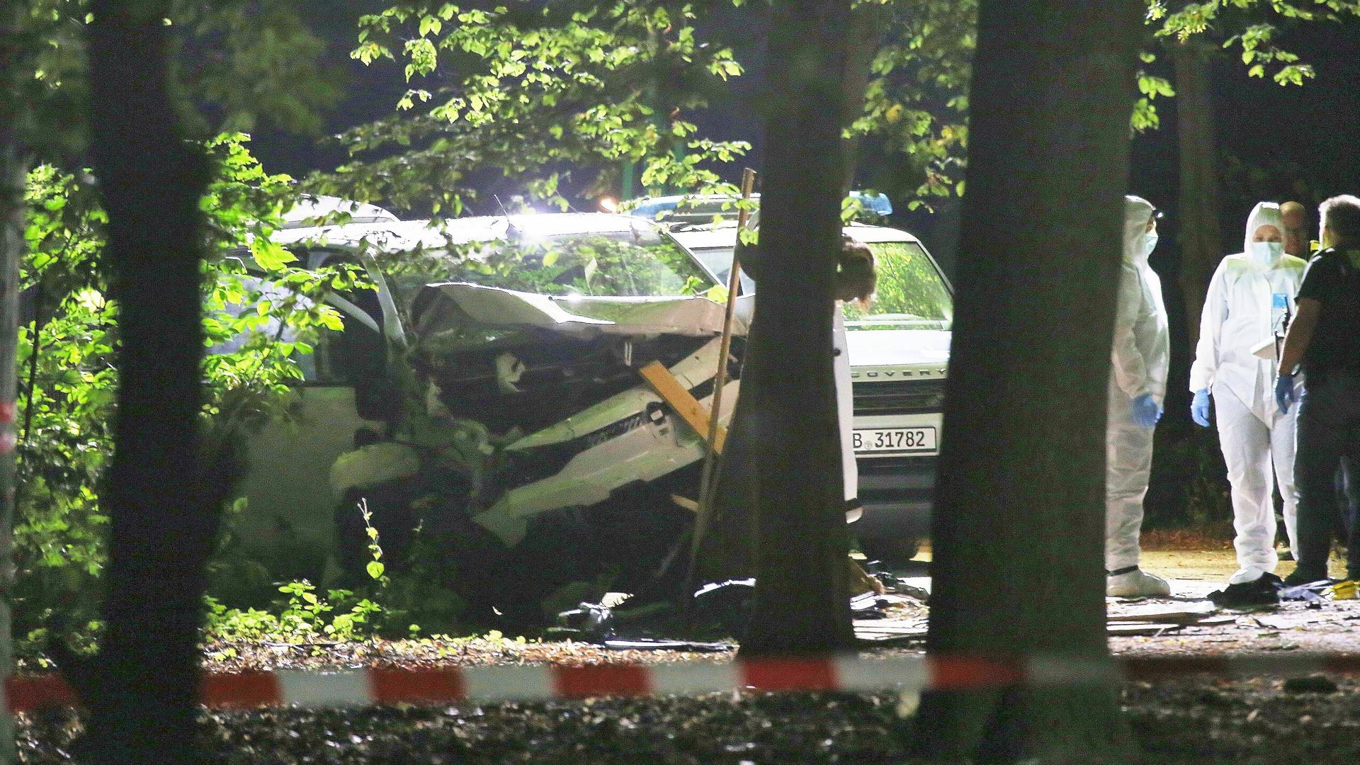 Berlin, Deutschland, 26.07.2026: Auto fährt bei CSD in Menschenmenge: Spurensicherung am Tatfahrzeug, einem weißen Transporter links. Der Tatort ist weiträumig abgesperrt. Berlin, Deutschland, 26.07.2026: Auto fährt bei CSD in Menschenmenge: Spurensicherung am Tatfahrzeug, einem weißen Transporter links. Der Tatort ist weiträumig abgesperrt.