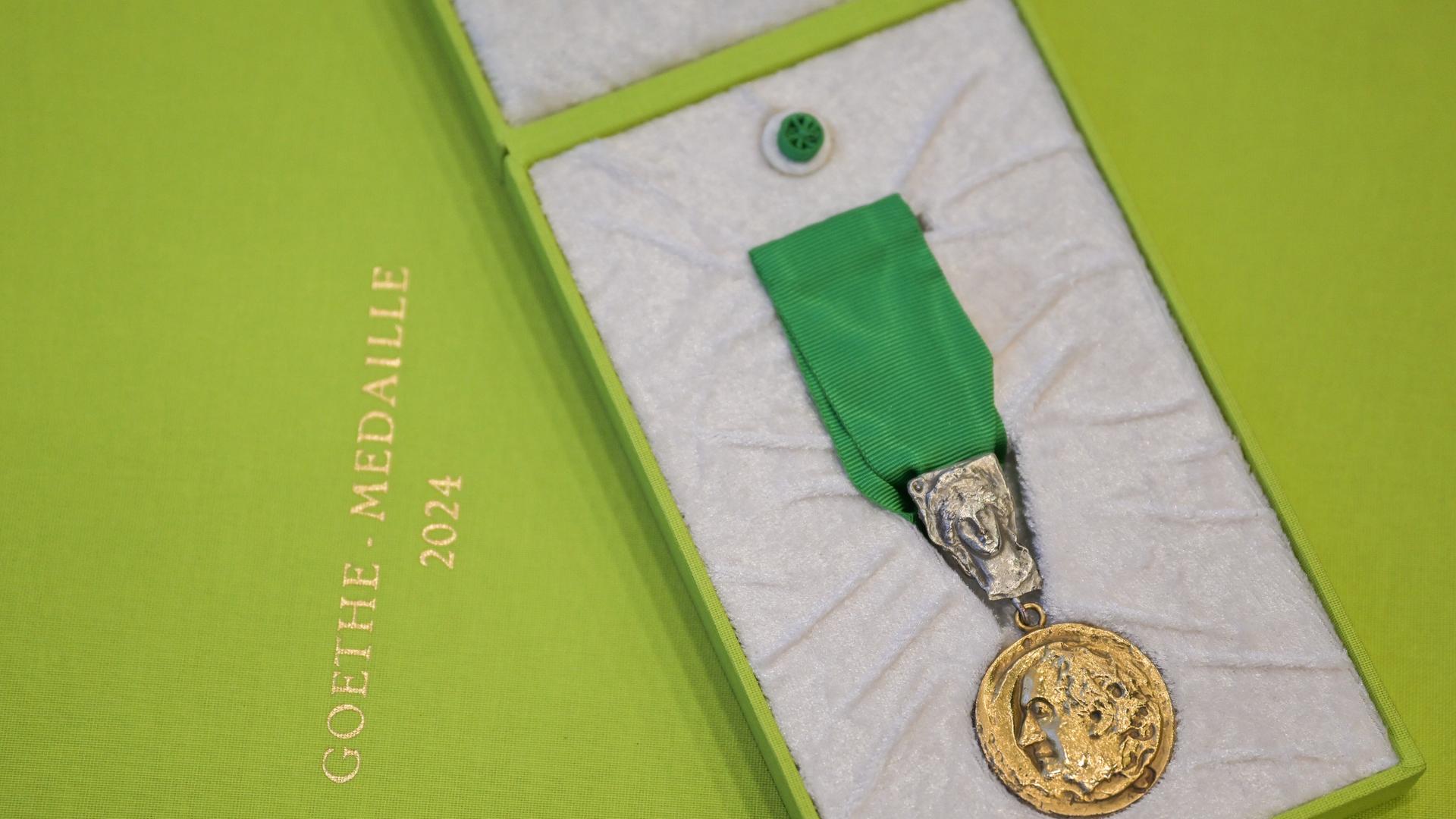 Eine Goethe-Medaille liegt in einer offenen Box. Geehrt werden seit 1955 jährlich Personen aus aller Welt, die sich in besonderer Weise um die deutsche Sprache und den Kulturaustausch verdient gemacht haben. 