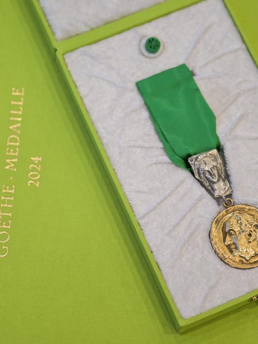 Eine Goethe-Medaille liegt in einer offenen Box. Geehrt werden seit 1955 jährlich Personen aus aller Welt, die sich in besonderer Weise um die deutsche Sprache und den Kulturaustausch verdient gemacht haben. 