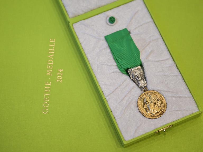 Eine Goethe-Medaille liegt in einer offenen Box. Geehrt werden seit 1955 jährlich Personen aus aller Welt, die sich in besonderer Weise um die deutsche Sprache und den Kulturaustausch verdient gemacht haben. 