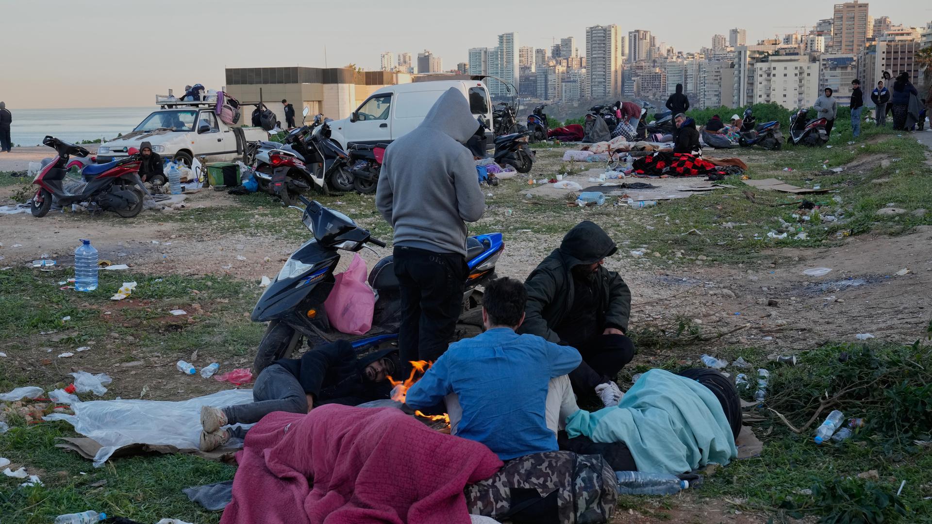 Vertriebene, die vor israelischen Luftangriffen in Beiruts südlichen als Dahija bekannten Vororten fliehen, schlafen an der Küste von Beirut.
