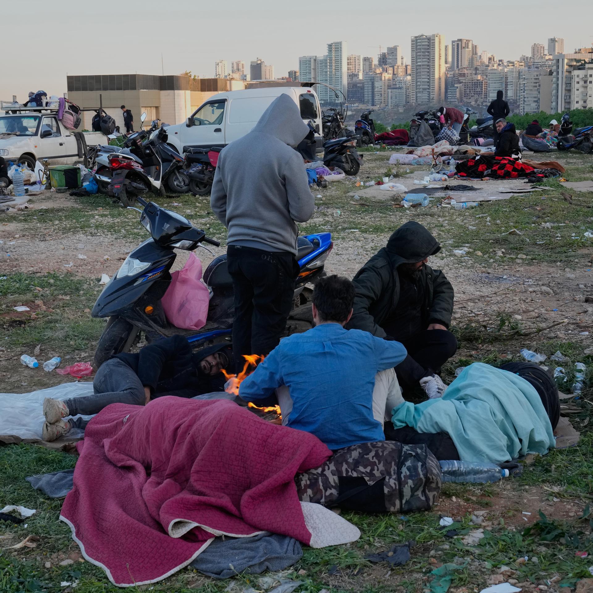 Vertriebene, die vor israelischen Luftangriffen in Beiruts südlichen als Dahija bekannten Vororten fliehen, schlafen an der Küste von Beirut.